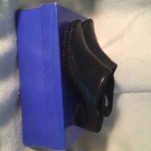 NWT, 6.5M, white mountain black leather mules